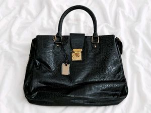 Chic Black Croc-Embossed Handbag