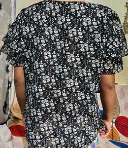 black flower print top