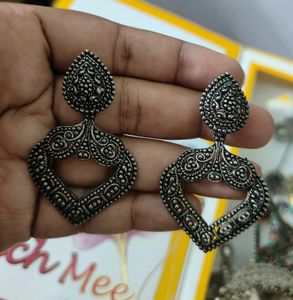 Voyla Metal New Earrings