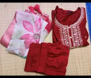 Offer 🎉🎉🎉🎉🎉🎉Elegant Red Kurta Set with Flora