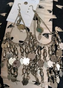Silver long earring⁸only cash.
