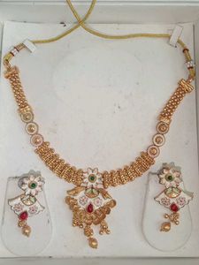 Elegant Gold Necklace and Earrings Set