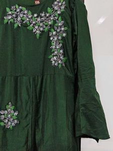 Elegant Green Kurta with Floral Embroidery and pat