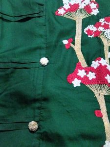 Elegant Green Kurta with Floral Embroidery