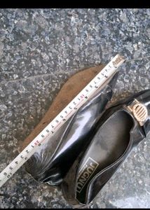 Shiny black ballent flats
