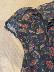 Beautiful multi color top with short sleeves
