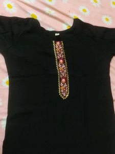 Elegant Black Kurta with Intricate Embroidery