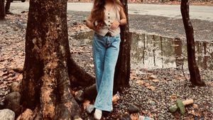 wide leg blue jeans
