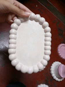 This is a whte oval bubble tray.....