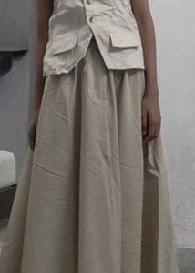 beige pleated skirt