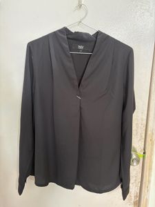 Chic Black Long-Sleeve V-Neck Top
