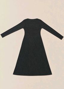 BLACK RIBBED V-NECK LONG SLEEVE MAXI DRESS