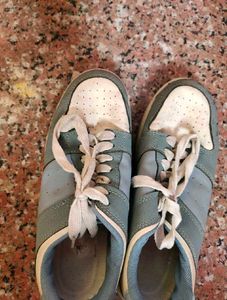 everyday sneakers for women