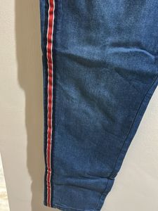 Skinny jeans with side stripes