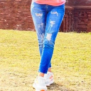 Distressed skinny jeans🌸