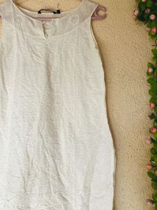 White Sleeveless Casual kurti/tunic