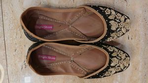 Embroidered Black Juttis