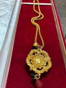 Elegant Gold Chain with Pendant
