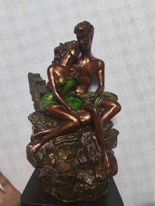 statue of couple