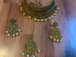 Stunning Pearl &amp; Crystal Jewellery Set p-1000