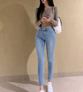 Light Wash Frayed Hem Jeans