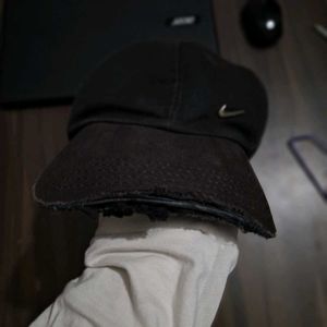 🧢 NIKE BLACK CAP – DAMAGED STYLE, MAX COMFORT