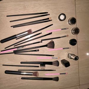 Professional Makeup Brush Set with brown gel eyeli