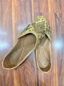 Embellished Ethnic Juttis for Women