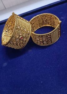Exquisite Gold Bangle with Stones