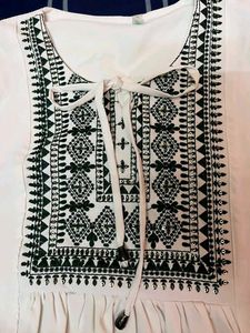 Elegant Embroidered Kurti 🌸