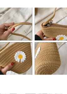 Cute Daisy Straw Crossbody Bag