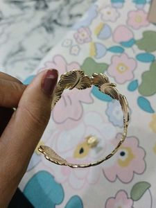 Elegant Gold Leaf Bangle Bracelet