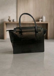 Chic Black Croco Embossed Handbag