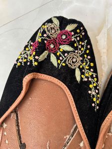 Embroidered &amp; Beaded Black Juttis 🖤