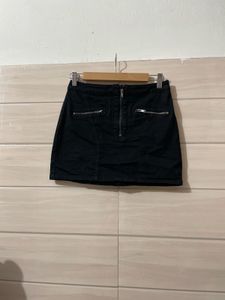 H&amp;M Chic Black Mini Skirt with Zippers