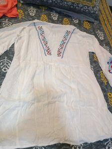 Embroidered White Cotton Kurta