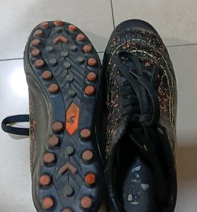 ​⚽ Textured Black &amp; Orange Football Studs