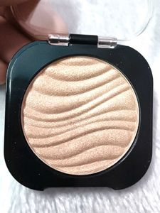 Shimmering Highlighter Compact