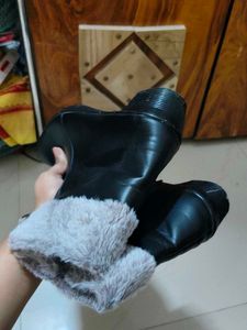 Stylish Black Boots with Fur Trim