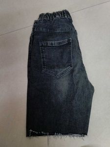 woman high-waist capri shorts.