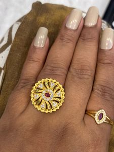 Exquisite Gold Ring with Diamonds and Ruby