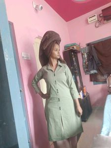 Comfortable Light Green Kurta with Button Detail