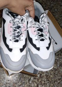 Sneaker shoes for women