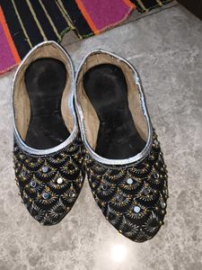 Embroidered Ethnic Style Juttis