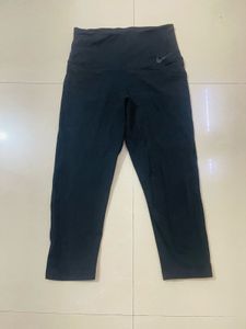 Nike High-Waisted Cropped Capri tights