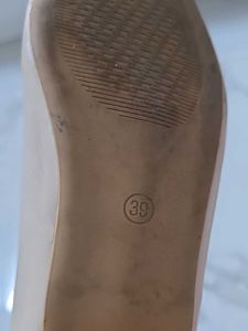 Elegant Beige Ballet Flats with Gold Accent