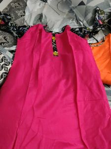 Vibrant Women's Kurtas Set per piece