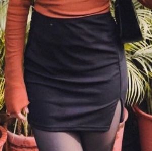 Chic Black Mini Skirt with Slit