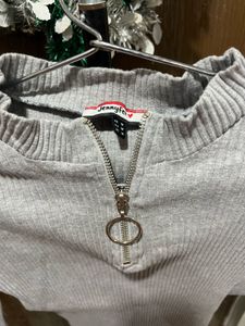 Fitted Ripped T-shirt with zipper