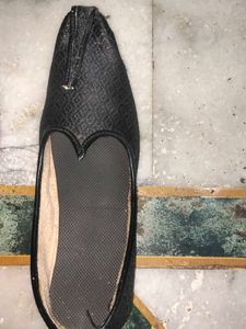 Stylish Black Juttis for Men